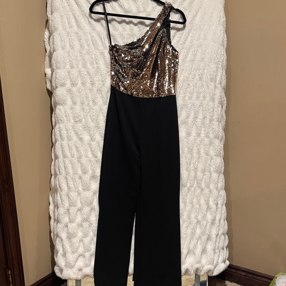Alexia Admor Black and Gold Sequin One-Shoulder Jumpsuit